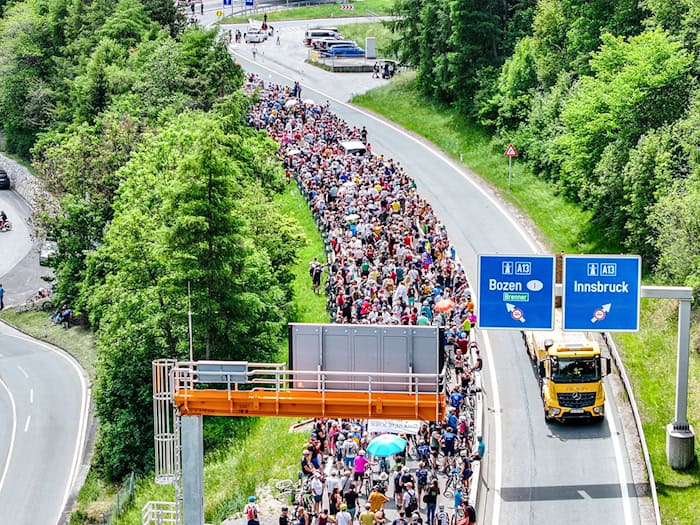 Tausende demonstrierten gegen die Umweltbelastungen durch den Transitverkehr. / Foto: Jason Tschepljakow/dpa