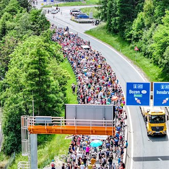 Tausende demonstrierten gegen die Umweltbelastungen durch den Transitverkehr. / Foto: Jason Tschepljakow/dpa