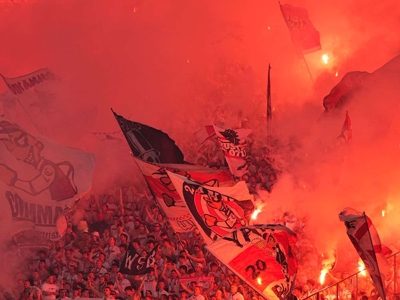 Fans zünden beim Pokalfinale Pyrotechnik.  / Foto: Michael Kappeler/dpa