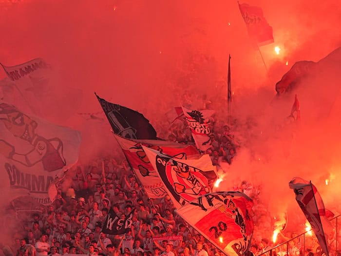 Fans zünden beim Pokalfinale Pyrotechnik.  / Foto: Michael Kappeler/dpa