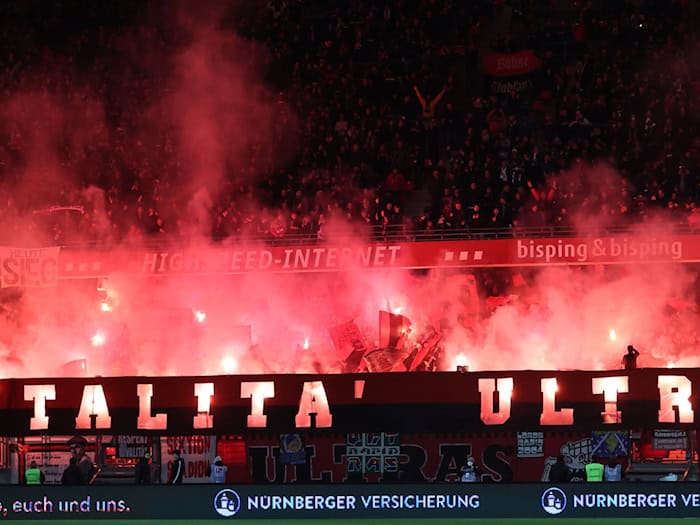 Die Polizei hat Wohnungen von Mitgliedern der Ultra-Szene in Nürnberg und Köln durchsucht. (Symbolbild)  / Foto: Daniel Karmann/dpa
