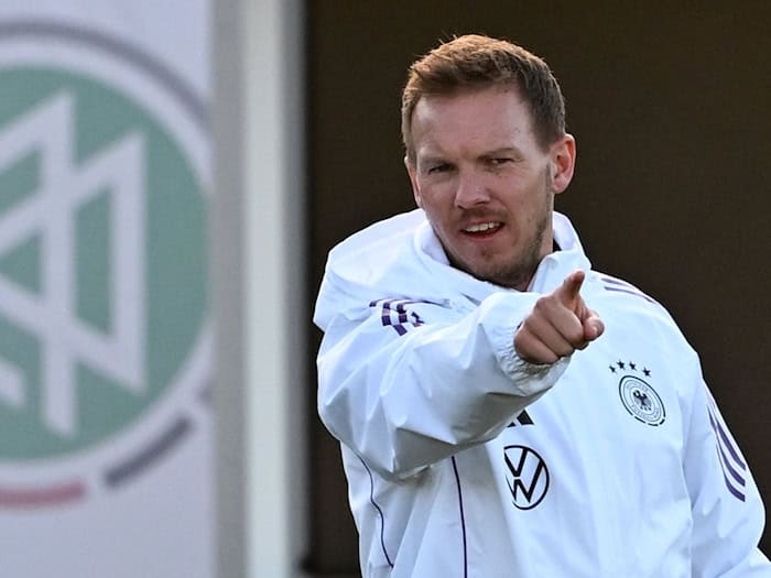 Bundestrainer Julian Nagelsmann gibt die Richtung vor - auch beim Kader. (Archivbild) / Foto: Arne Dedert/dpa