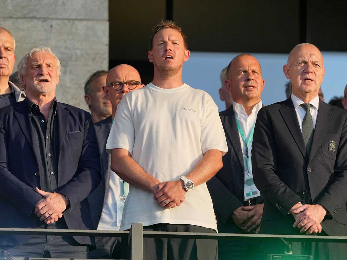 Julian Nagelsmann (m.) steht zwischen DFB-Sportdirektor Rudi Völler (l.) und Verbandschef Bernd Neuendorf (r.) auf der Tribüne des Berliner Olympiastadions.  / Foto: Michael Kappeler/dpa