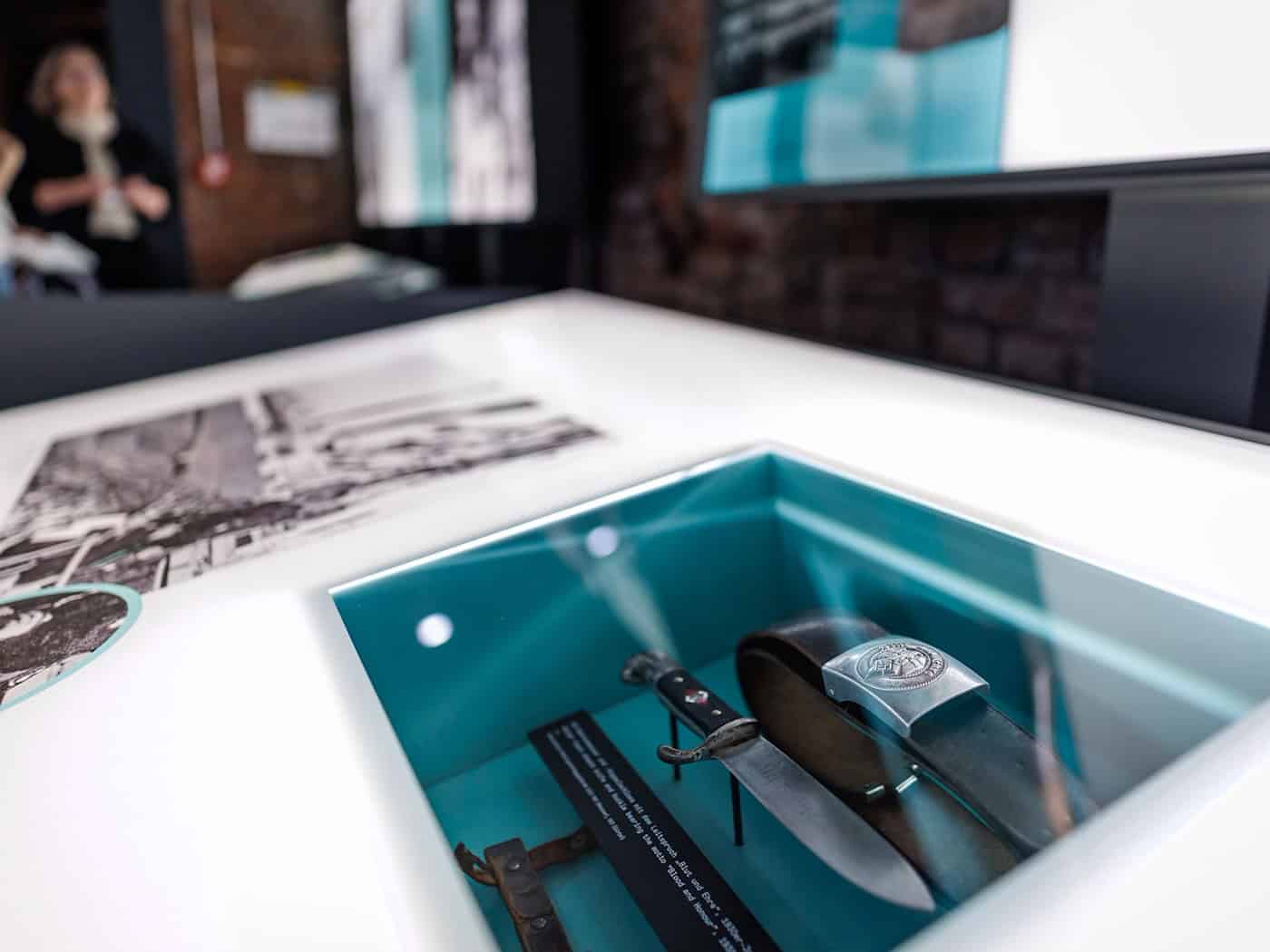 Anhand von 500 Original-Dokumenten, 250 Objekten und visuellen Elementen erzählt die Ausstellung die Geschichte des Reichsparteitagsgeländes. / Foto: Daniel Karmann/dpa