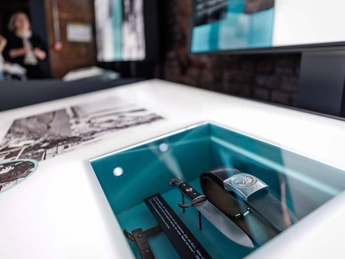 Anhand von 500 Original-Dokumenten, 250 Objekten und visuellen Elementen erzählt die Ausstellung die Geschichte des Reichsparteitagsgeländes. / Foto: Daniel Karmann/dpa