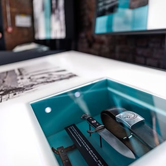 Anhand von 500 Original-Dokumenten, 250 Objekten und visuellen Elementen erzählt die Ausstellung die Geschichte des Reichsparteitagsgeländes. / Foto: Daniel Karmann/dpa