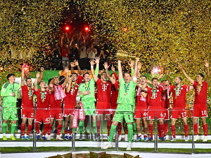 Manuel Neuer stemmt den DFB-Pokal in die Höhe.  / Foto: Tom Weller/dpa