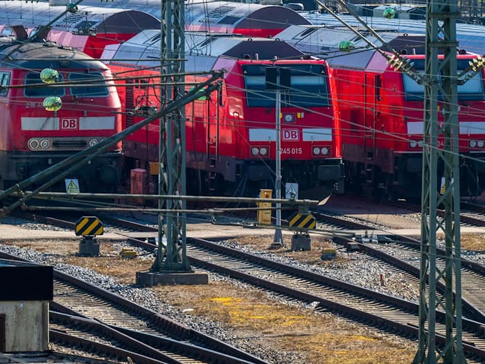 Die Sanierung der Bahnstrecke München–Rosenheim soll in mehreren Etappen stattfinden. (Symbolbild) / Foto: Peter Kneffel/dpa
