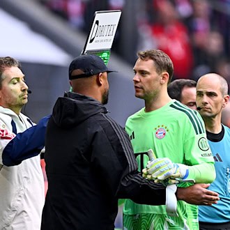 Manuel Neuer (grünes Trikot) wird im letzten Bundesliga-Spiel dieser Saison ausgewechselt.  / Foto: Tom Weller/dpa