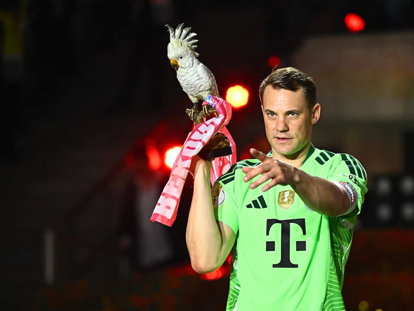 Manuel Neuer trägt nach dem Pokalsieg die Kakadu-Trophäe des FC Bayern.  / Foto: Tom Weller/dpa
