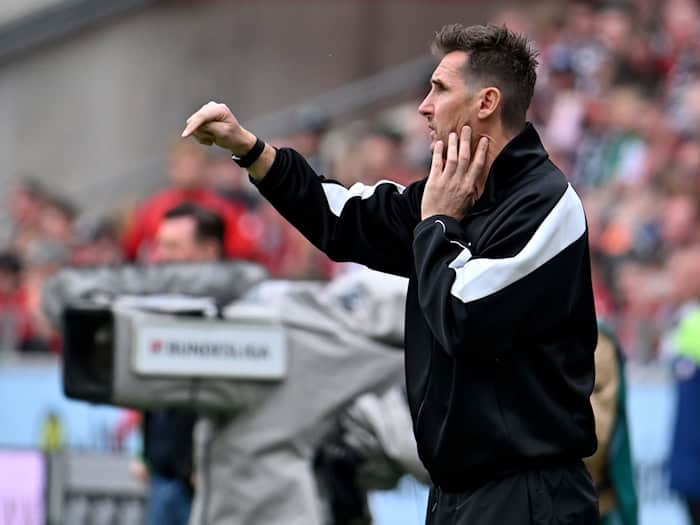 Das Team von Nürnbergs Trainer Miroslav Klose präsentierte sich gut in Hannover. / Foto: Swen Pförtner/dpa