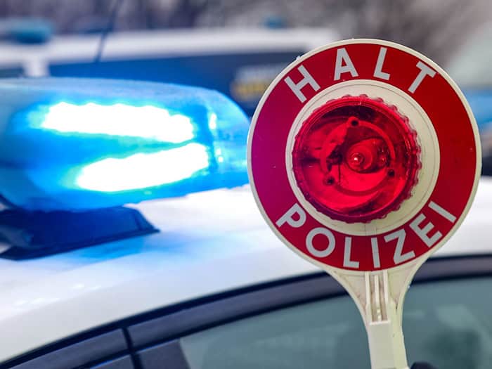 Die Polizisten stoppten den Fahrer an der Anschlussstelle Durach. (Symbolbild) / Foto: Jan Woitas/dpa