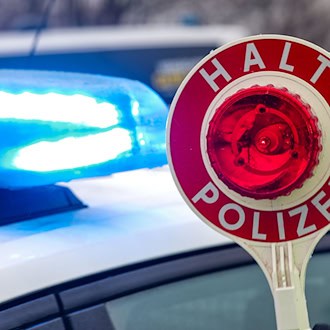 Die Polizisten stoppten den Fahrer an der Anschlussstelle Durach. (Symbolbild) / Foto: Jan Woitas/dpa