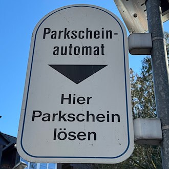 In Kempten sollen fast zwei Millionen Euro aus Parkscheinautomaten verschwunden sein. Ein Ehepaar muss deswegen nun vor Gericht. (Symbolbild) / Foto: Valentin Gensch/dpa