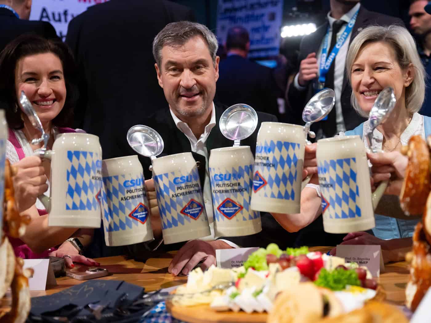 Angelika Niebler (r) ist eine der Stellvertreterinnen von CSU-Parteichef Markus Söder. Hier ist sie rechts zu sehen, wie sie mit Söder und Dorothee Bär (l) beim Politischen Aschermittwoch anstößt. (Archivbild) / Foto: Sven Hoppe/dpa