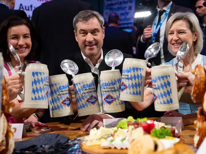 Angelika Niebler (r) ist eine der Stellvertreterinnen von CSU-Parteichef Markus Söder. Hier ist sie rechts zu sehen, wie sie mit Söder und Dorothee Bär (l) beim Politischen Aschermittwoch anstößt. (Archivbild) / Foto: Sven Hoppe/dpa