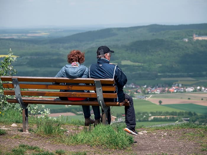 Der Feiertag wird von vielen mit einem Brückentag zum langen Wochenende erweitert - Familien mit schulpflichtigen Kindern bleibt das aber verwehrt. (Archivbild) / Foto: Daniel Vogl/dpa