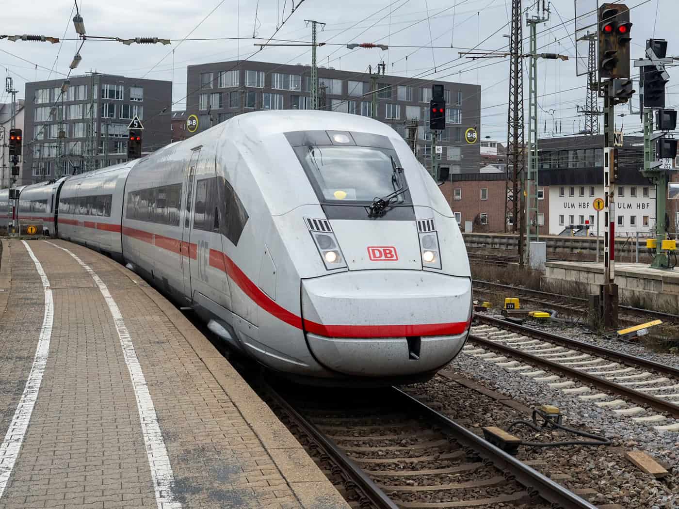 Wegen eines verdächtigen Gegenstands wurden Teile des Ulmer Hauptbahnhofs zeitweise gesperrt. (Symbolfoto) / Foto: Stefan Puchner/dpa