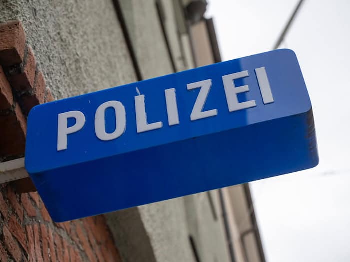 Der Sportwagen wurde auf der nächsten Polizeidienststelle genauer überprüft. (Symbolbild) / Foto: Peter Kneffel/dpa