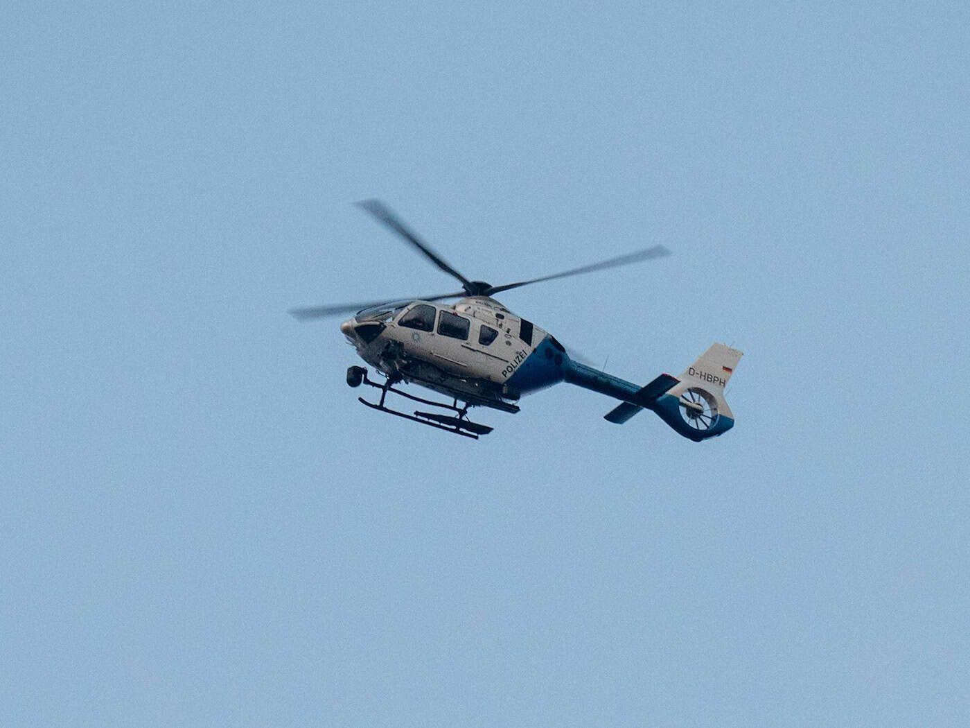 Auch mit einem Hubschrauber hat die Polizei nach dem vermissten 15-Jährigen gesucht. (Symbolbild) / Foto: Armin Weigel/dpa