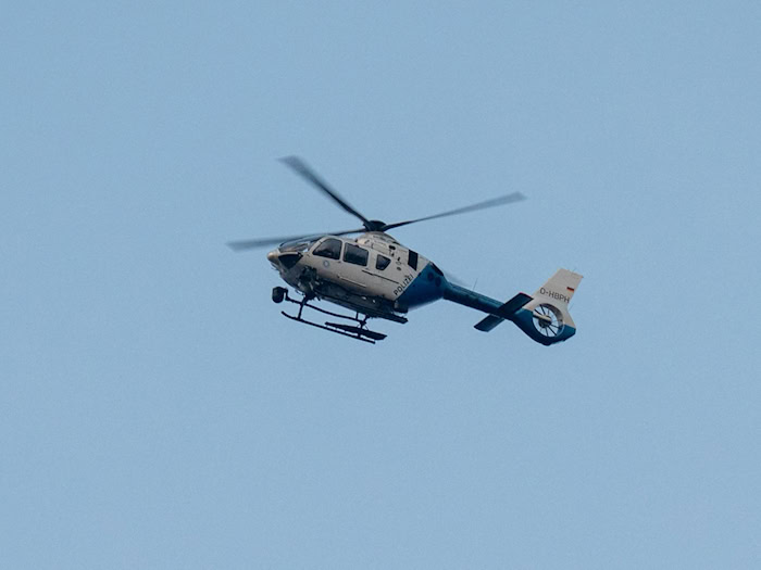 Auch mit einem Hubschrauber hat die Polizei nach dem vermissten 15-Jährigen gesucht. (Symbolbild) / Foto: Armin Weigel/dpa