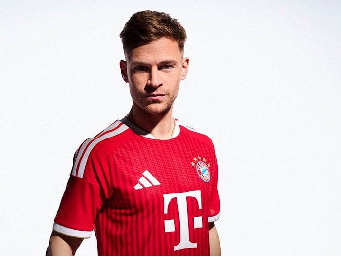 Bayern-Profi Joshua Kimmich zeigt das neue Bayern-Trikot für die kommende Saison. / Foto: FC Bayern München AG/dpa