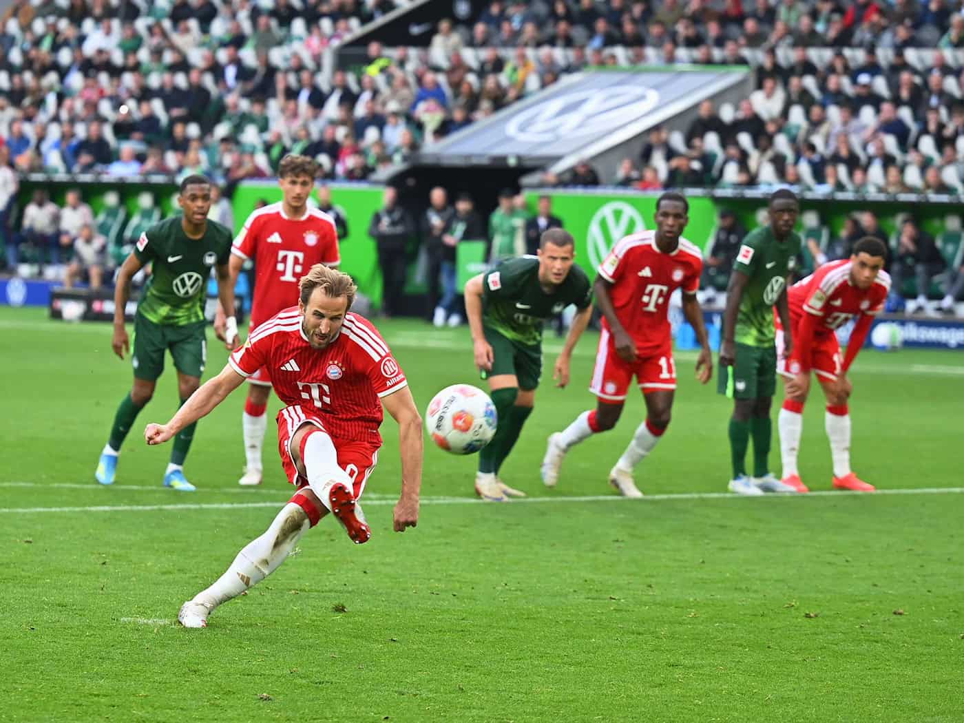 Der erste Elfmeter-Fehlschuss seiner Bundesliga-Karriere: Harry Kane im Spiel gegen den VfL Wolfsburg. / Foto: Swen Pförtner/dpa