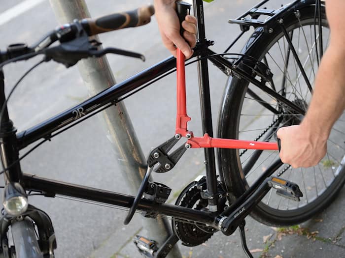 Die Zahl der Fahrraddiebstähle ist in Bayern 2025 deutlich zurückgegangen. (Symbolbild) / Foto: Andreas Gebert/dpa
