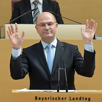 Bayerns Finanzminister Albert Füracker (CSU) hat es nicht leicht: Er muss im laufenden Jahr ebenso wie 2027 mit rückläufigen Steuereinnahmen rechnen – zumindest im Vergleich zu den bisherigen Prognosen. (Archivbild) / Foto: Malin Wunderlich/dpa