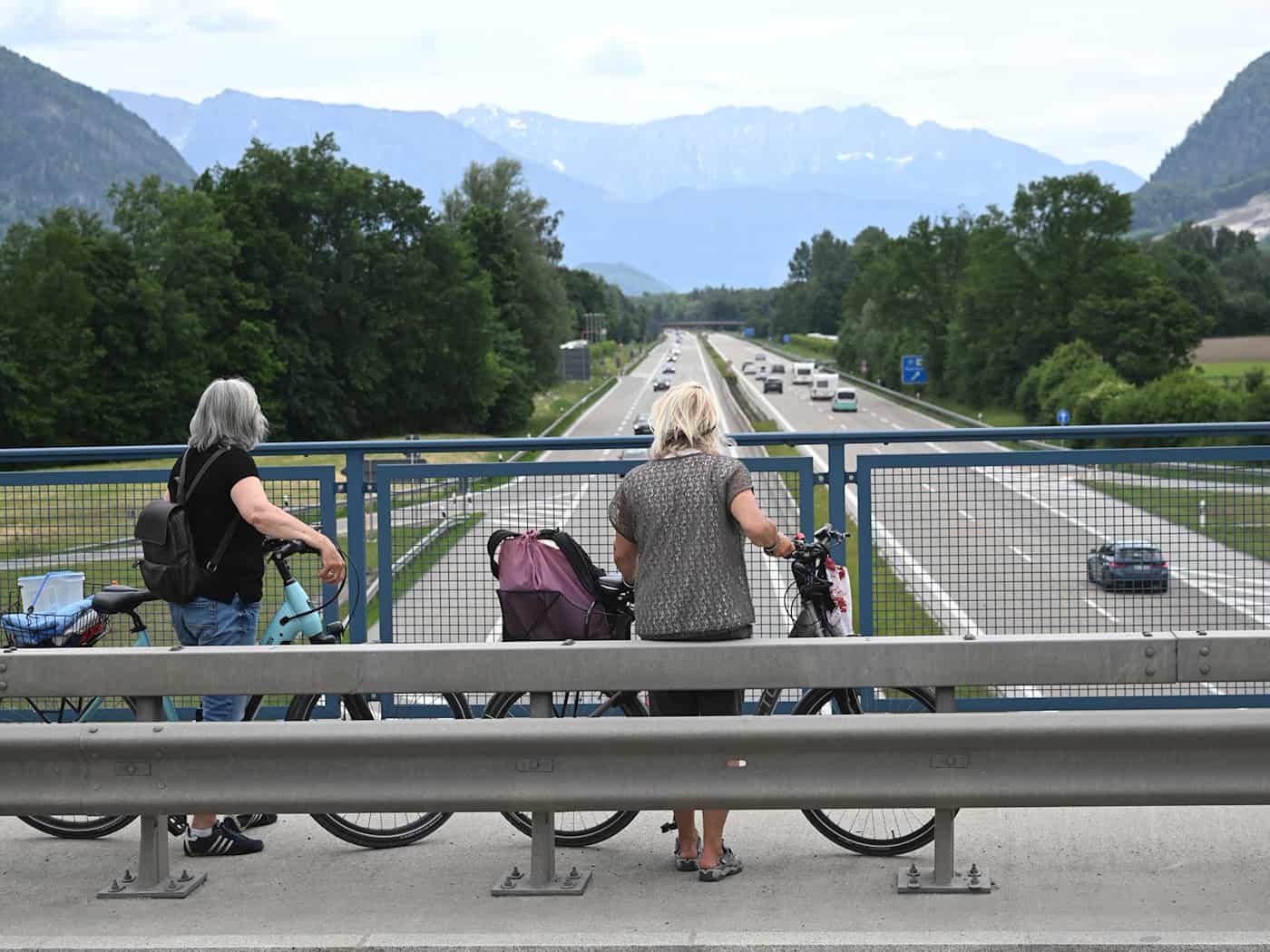 Sogar der Ausflugsverkehr blieb auf den Straßen weitgehend aus.  / Foto: Felix Hörhager/dpa
