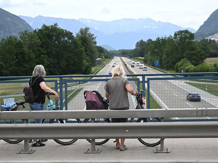 Sogar der Ausflugsverkehr blieb auf den Straßen weitgehend aus.  / Foto: Felix Hörhager/dpa