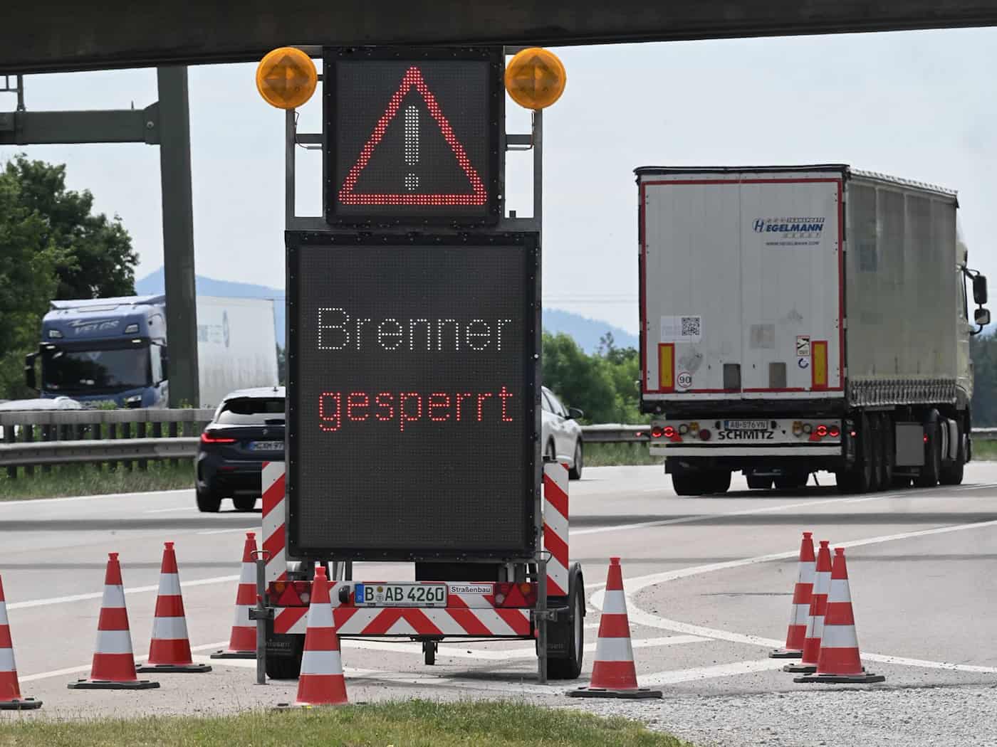 Lastwagen mussten an der Grenze umdrehen.  / Foto: Felix Hörhager/dpa