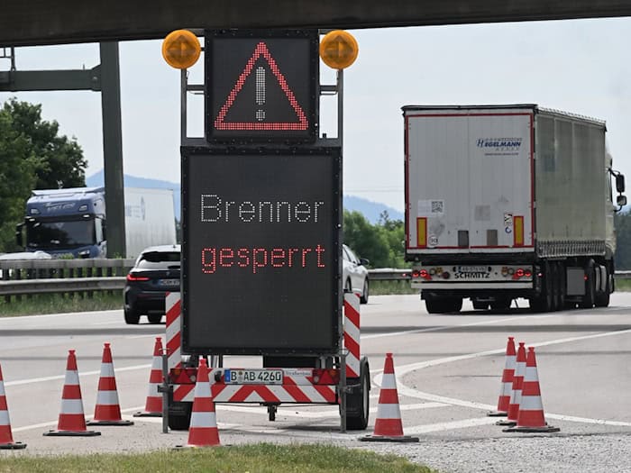 Lastwagen mussten an der Grenze umdrehen.  / Foto: Felix Hörhager/dpa