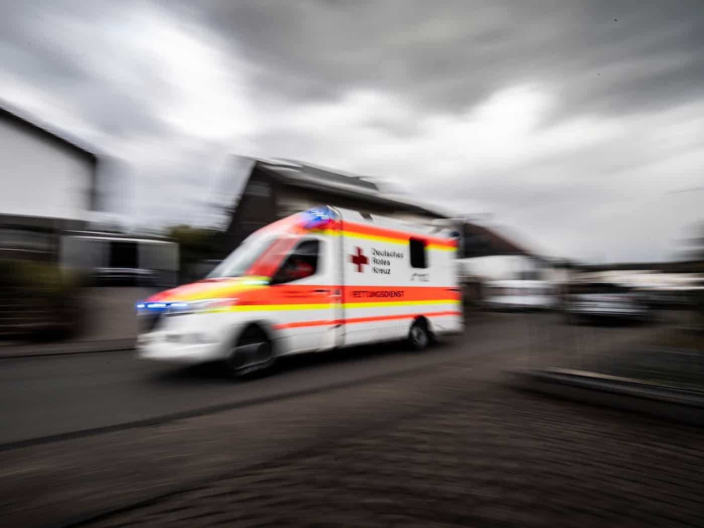 Eine Radfahrerin stirbt bei einem Unfall in Erlangen. (Symbolbild) / Foto: Boris Roessler/dpa