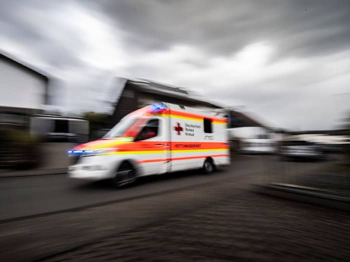 Eine Radfahrerin stirbt bei einem Unfall in Erlangen. (Symbolbild) / Foto: Boris Roessler/dpa