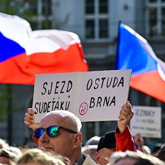 Schon Ende April waren Menschen in Brünn (Brno) gegen die geplante Veranstaltung auf die Straße gegangen - mit Spruchtafeln wie «Treffen der Sudetendeutschen - eine Schande für Brünn». (Archivbild) / Foto: Šálek Václav/CTK/dpa