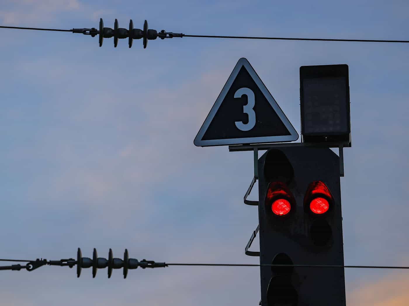 Der Zug konnte nicht mehr weiterfahren - die Passagiere mussten in einen Bus umstiegen (Symbolbild) / Foto: Oliver Berg/dpa