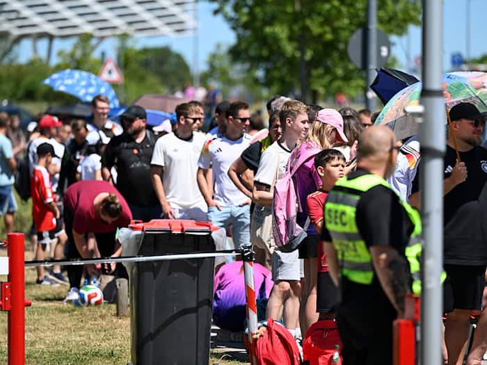 Schlange stehen für Neuer: In Herzogenaurach ist der Andrang groß. / Foto: Federico Gambarini/dpa