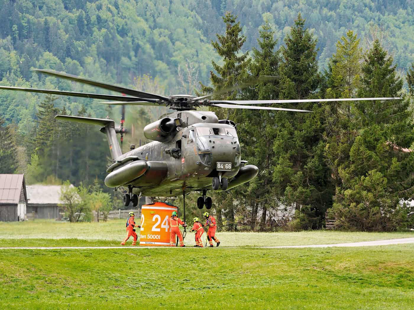 Hubschrauber starten weiter zu Löschflügen.   / Foto: Uwe Lein/dpa