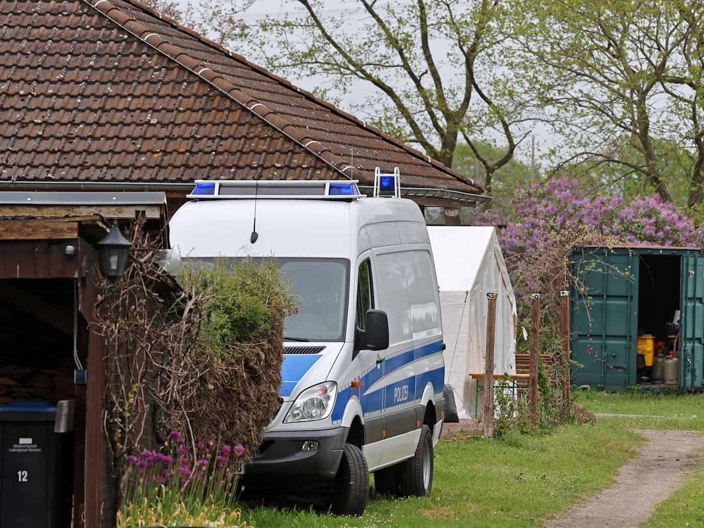 Auch am Mittwoch hatten die Ermittler noch einmal auf dem Grundstück nach dem Gold gesucht.  / Foto: Bernd Wüstneck/dpa