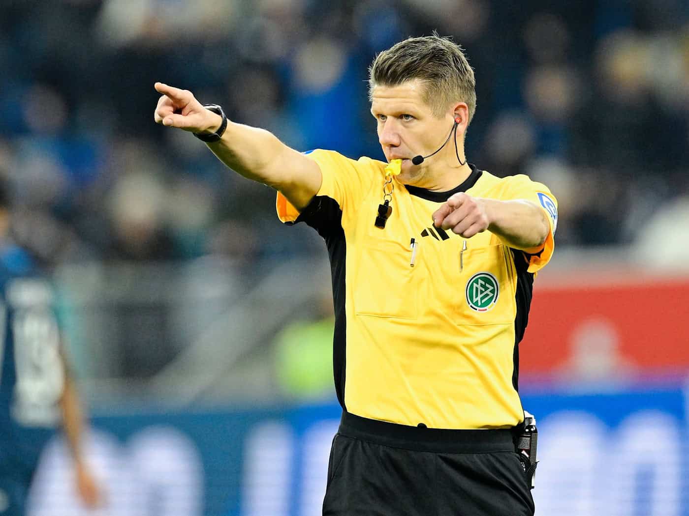 Schiedsrichter Patrick Ittrich berichtet vor seinem Karriereende vom Umgang mit einigen Stars. (Archivbild) / Foto: Uwe Anspach/dpa