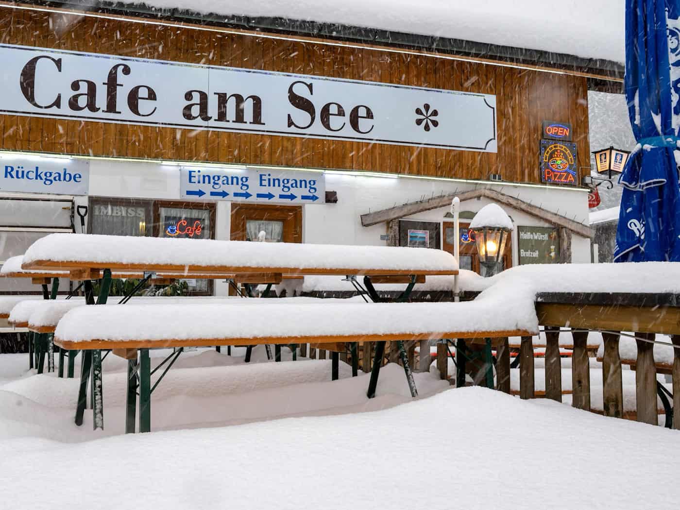 Nachdem schon beinahe Sommer war, schaut der Winter in Teilen Bayerns nochmal vorbei. (Archivbild) / Foto: Peter Kneffel/dpa
