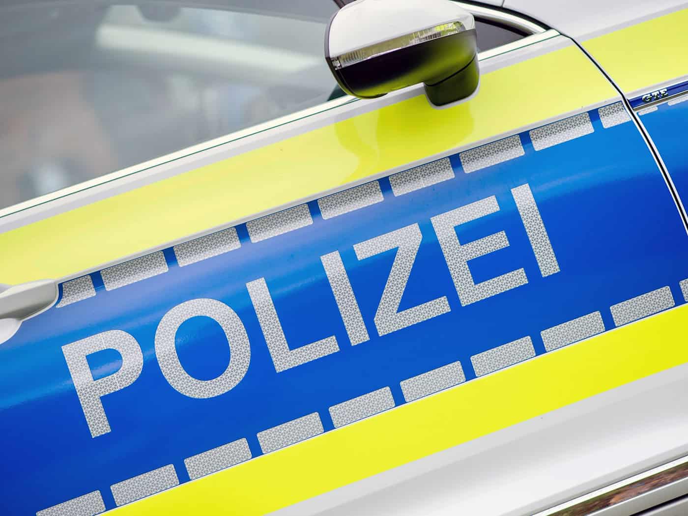 Nach dem Vorfall in der Würzburger Straße in Aschaffenburg sicherten Einsatzkräfte der Polizei Spuren am Tatort. (Symbolbild) / Foto: Hauke-Christian Dittrich/dpa
