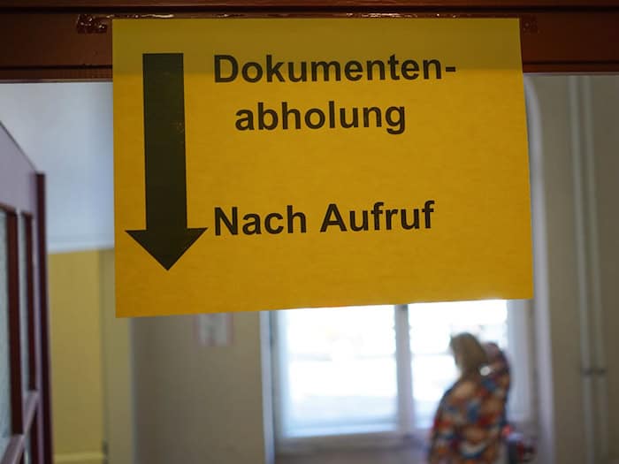 Die Digitalisierung wirkt für viele ältere Menschen bedrohlich - deshalb wünschen sie sich, dass Dienstleistungen immer auch analog verfügbar bleiben. (Symbolbild) / Foto: Jörg Carstensen/dpa
