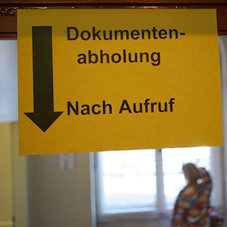 Die Digitalisierung wirkt für viele ältere Menschen bedrohlich - deshalb wünschen sie sich, dass Dienstleistungen immer auch analog verfügbar bleiben. (Symbolbild) / Foto: Jörg Carstensen/dpa