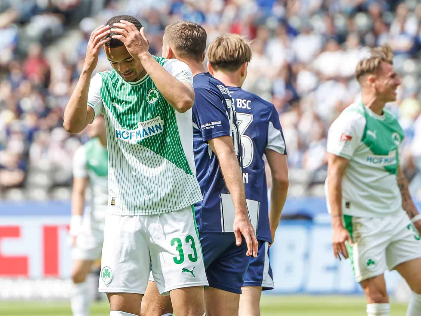 Fürth-Profi Maximilian Dietz hadert im Spiel gegen Hertha. (Archivbild) / Foto: Andreas Gora/dpa