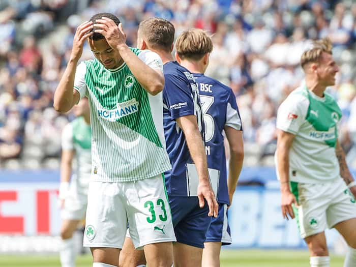 Fürth-Profi Maximilian Dietz hadert im Spiel gegen Hertha. (Archivbild) / Foto: Andreas Gora/dpa