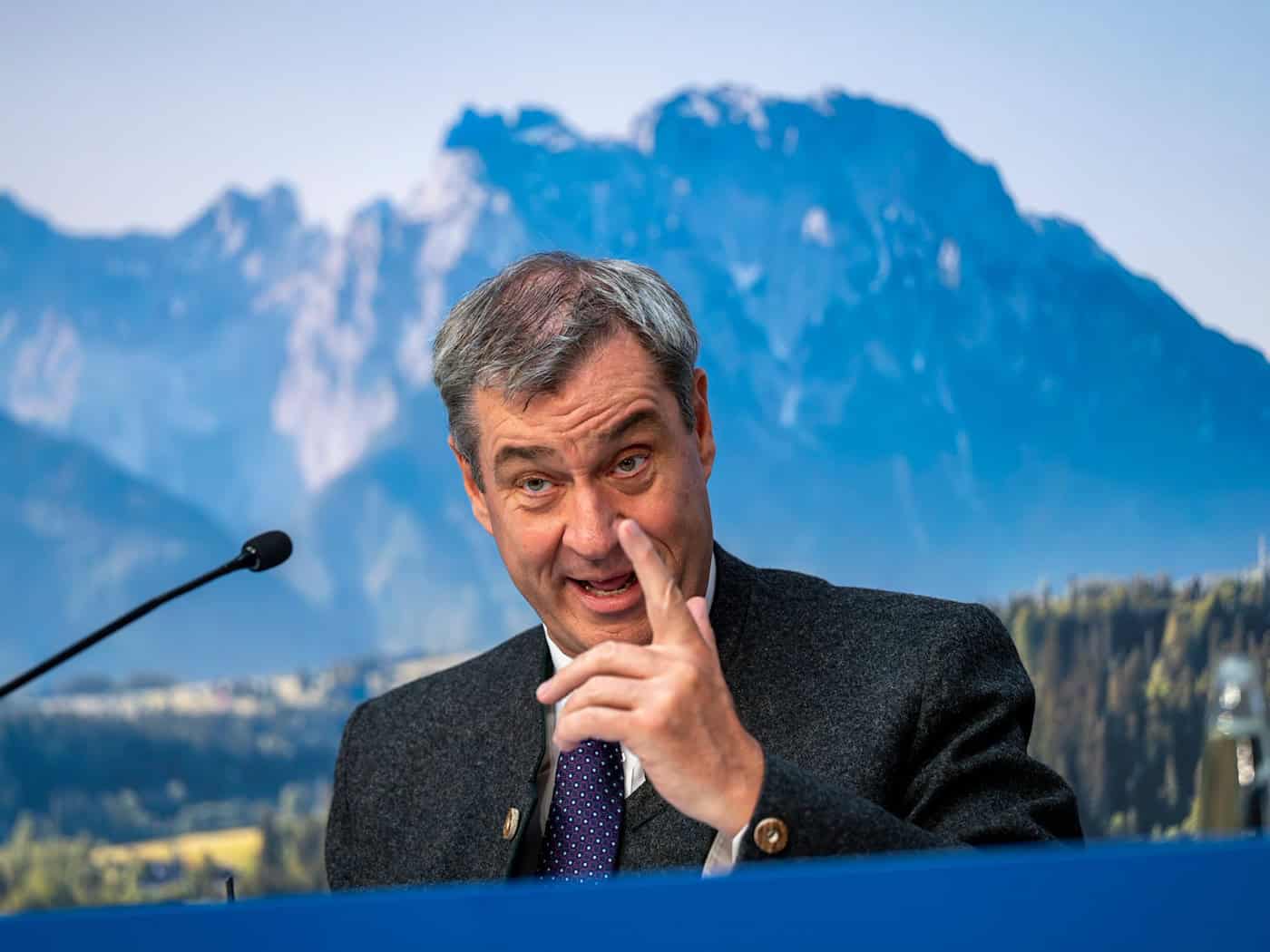 Markus Söder will mit den Freien Wählern weiter regieren - aber bis wann? (Archivbild) / Foto: Peter Kneffel/dpa