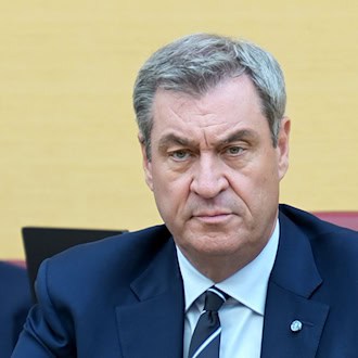 Ernste Zeiten, ernste Miene: Markus Söder im Landtag. (Archivbild) / Foto: Malin Wunderlich/dpa