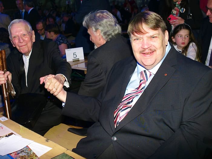 Bernd Posselt (r), Sprecher der Sudetendeutschen Volksgruppe, mit dem Schriftsteller Milan Uhde (l), dem diesjährigen Preisträger des Europäischen Karlspreises der Sudetendeutschen, an einem Tisch. / Foto: Michael Heitmann/dpa